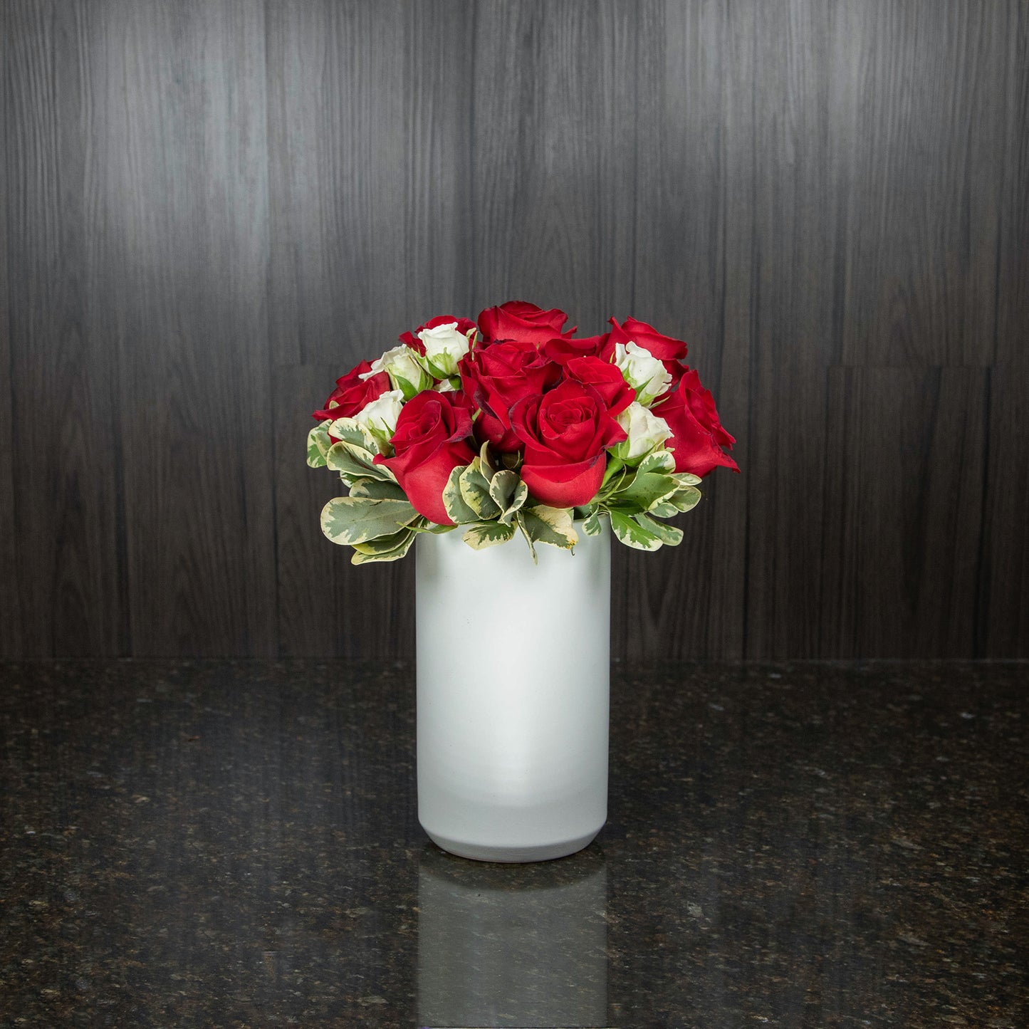 Moderne (Compact One Dozen Roses)
